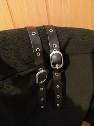 Pantalón negro con cremallera y tiras