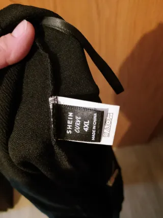 Pantalón negro con cremallera y tiras