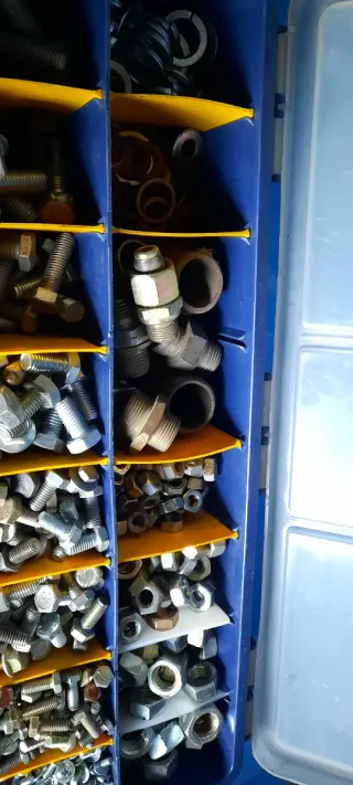 Caja de tornillos y tuercas surtidas