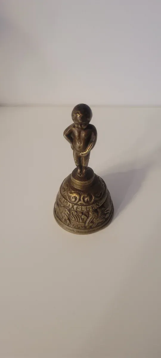 Campanita dorada con niño de Bruselas