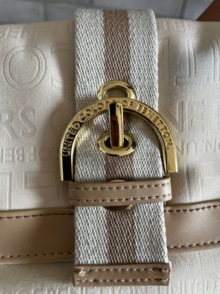 Bolso tipo baguette de Benetton beige y tostado.