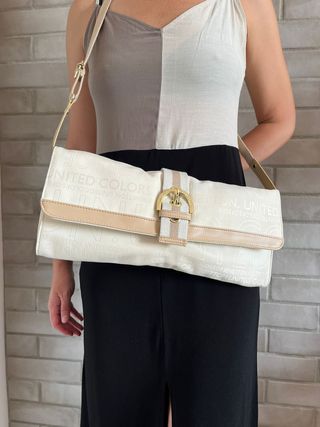 Bolso tipo baguette de Benetton beige y tostado.