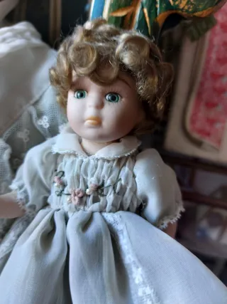 Bella bambola in porcellana antica con neonato