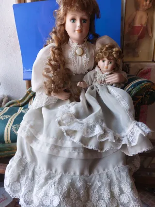 Bella bambola in porcellana antica con neonato