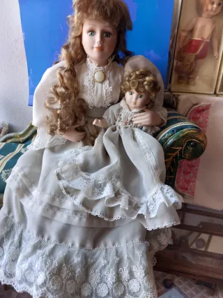 Bella bambola in porcellana antica con neonato