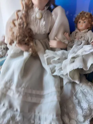 Bella bambola in porcellana antica con neonato