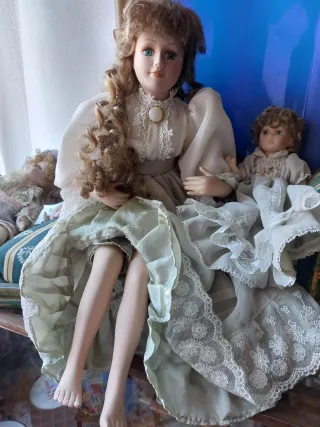 Bella bambola in porcellana antica con neonato