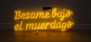 Letrero Neón Besame bajo el muérdago luminoso