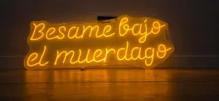 Letrero Neón Besame bajo el muérdago luminoso