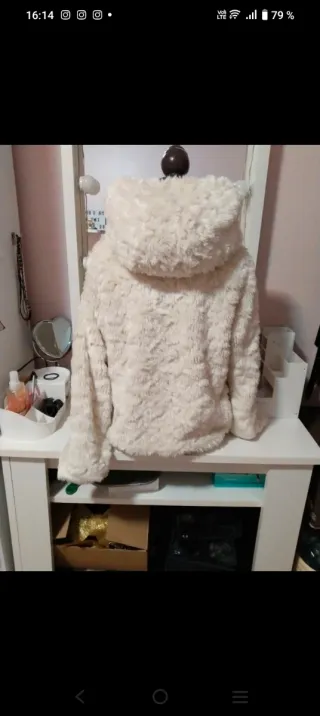 Abrigo de pelo beige con capucha