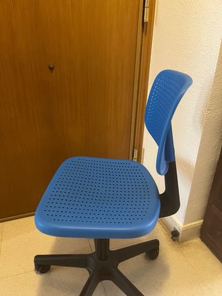 Silla de escritorio azul con ruedas