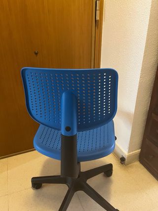 Silla de escritorio azul con ruedas
