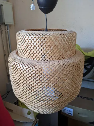 Lampara sostre ikea de bambú i fusta.