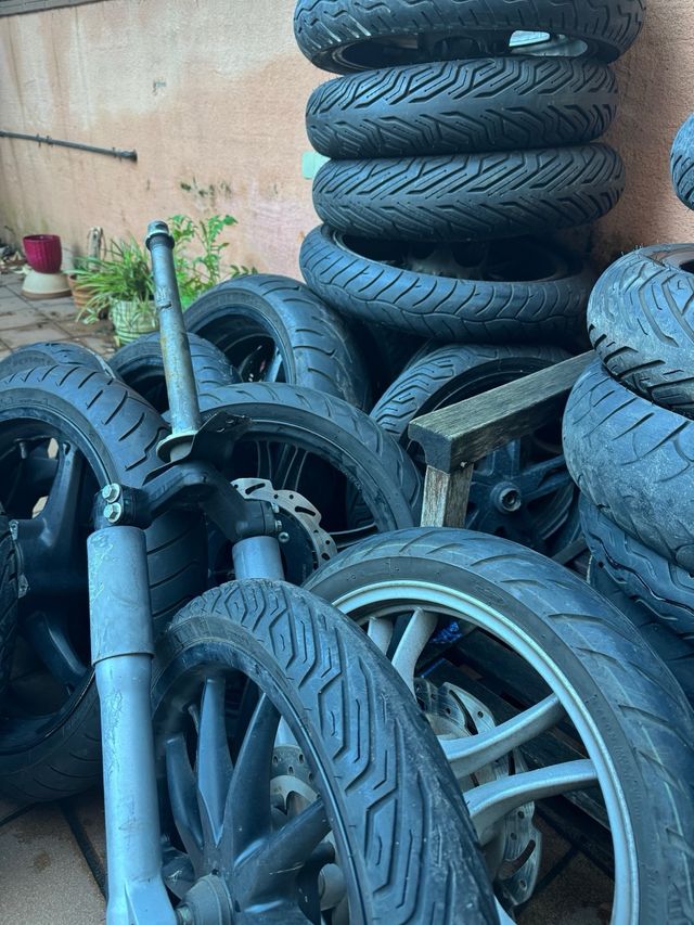 Lote de Llantas y Neumáticos Moto