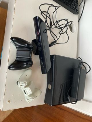 Consola Xbox 360 + Kinect + 2Mandos + Simulador
