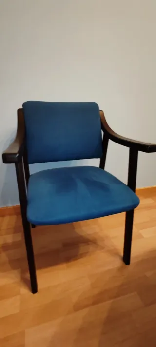 6 Sillas de oficina tapizada azul y madera