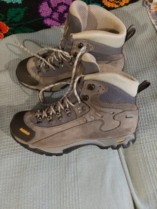 Botas de montaña Asolo grises y amarillas