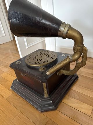 Gramófono antiguo vintage de madera