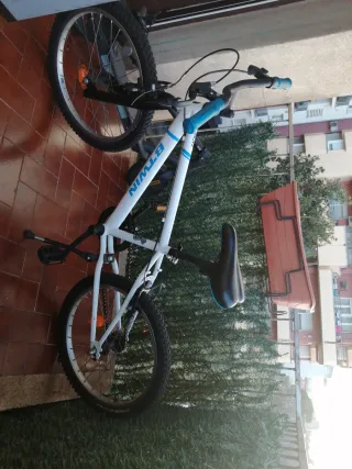 Bicicleta Btwin Blanca y Azul