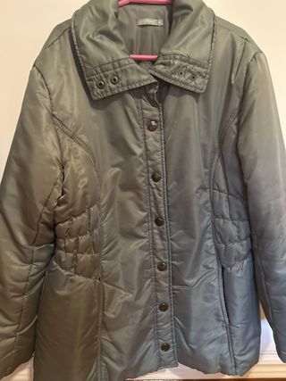 Chaquetón reversible marrón/beige, y otro gratis.