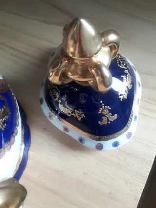 Jarrón de porcelana azul y dorado