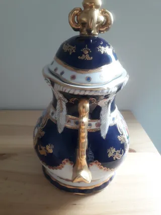 Jarrón de porcelana azul y dorado