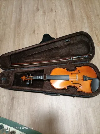 Violín  y funda como nueva 4/4