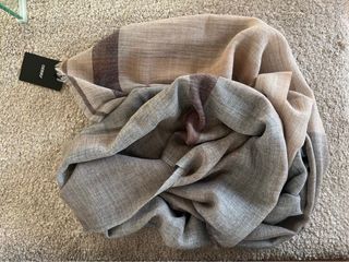 Fular elegante beige y gris