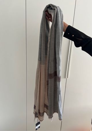 Fular elegante beige y gris