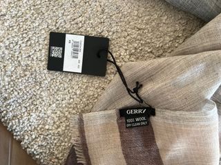 Fular elegante beige y gris