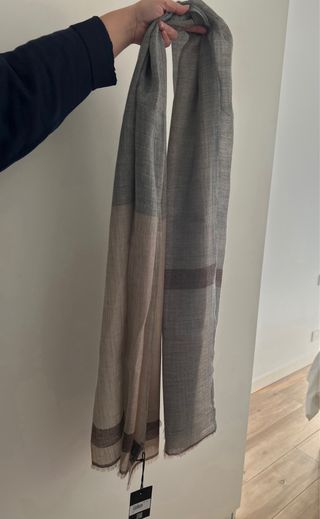 Fular elegante beige y gris