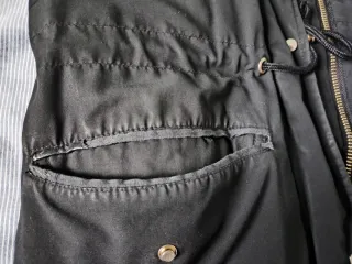 Abrigo negro Pimkie con capucha y pelo