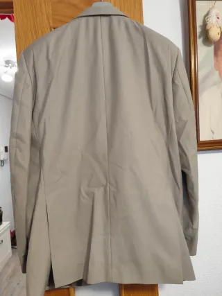 Traje de caballero beige/gris.