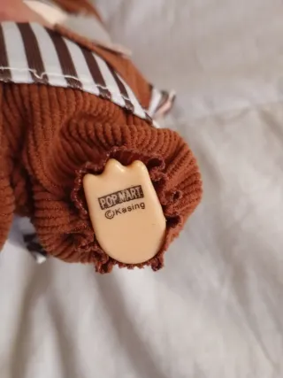 Labubu peluche marrón y rayas