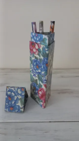 Estuche y lápices florales