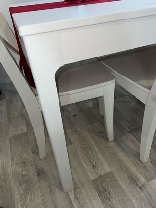 Mesa de comedor blanca y mueble TV