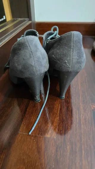 Zapato gris tacón medio alto cordones talla 40