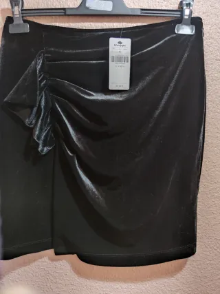 Falda de terciopelo negra con fruncido