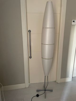 Lámpara de pie moderna plateada y blanca