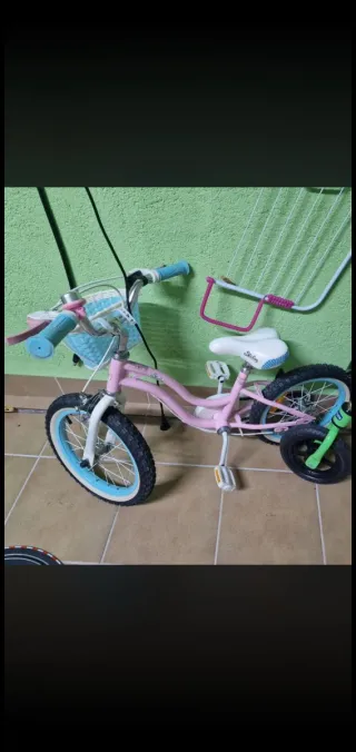 Bicicleta infantil rosa con ruedines