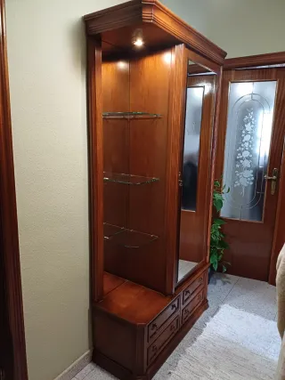 Armario de madera con vitrina y cajones