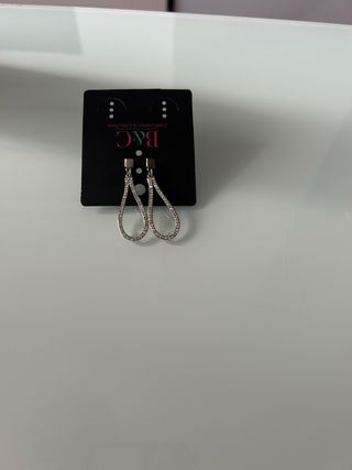 Pendientes plateados elegantes con brillantes