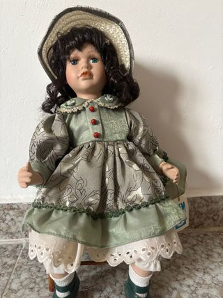 Muñeca de porcelana antigua con vestido