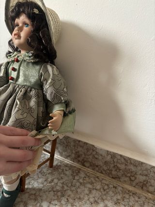 Muñeca de porcelana antigua con vestido