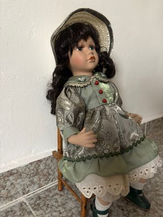 Muñeca de porcelana antigua con vestido