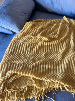 Manta tejida color mostaza