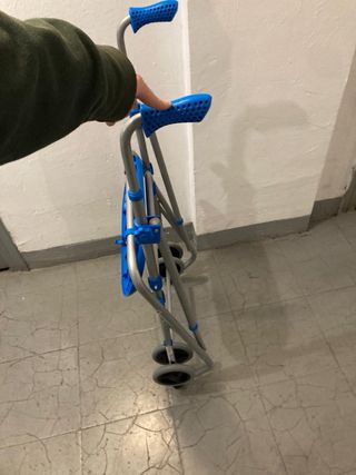 Andador. Fácil y muy cómodo y seguro. Como nuevo.