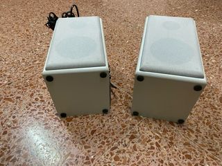 Altavoces Blancos y Grises