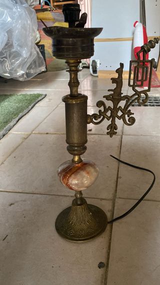 Lampada da tavolo in metallo e pietra