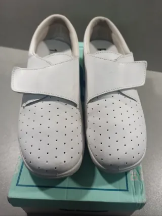 Zuecos Cavan blancos picados